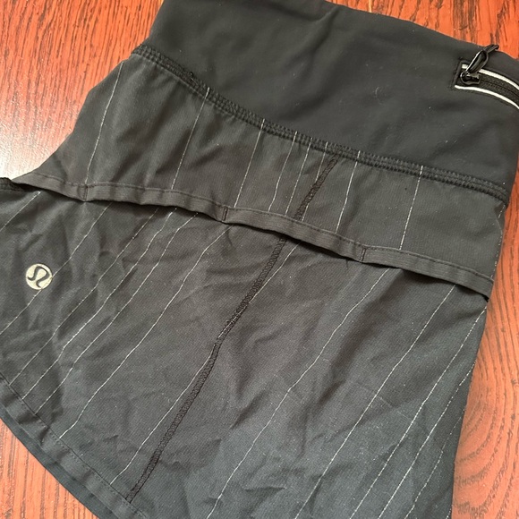 LULULEMON running short - Picture 3 of 5